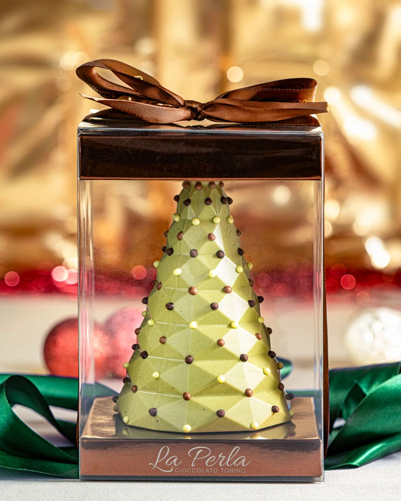 Weihnachtsbaum aus Pistazienschokolade – ansprechend in Szene gesetzt